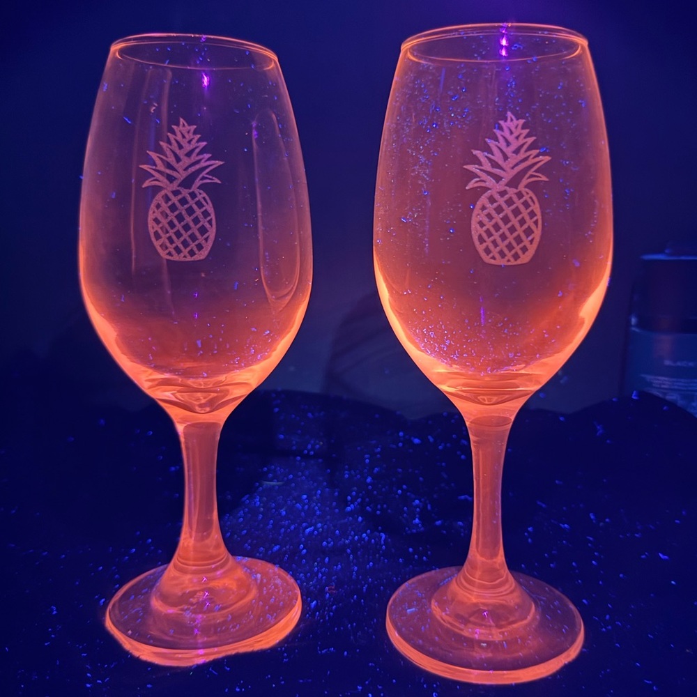 Beautiful 2pc Selenium Glow Wine Glasses With Laser Engraved Pineapple